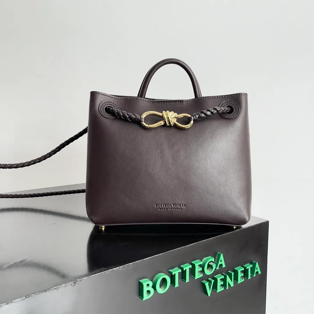 Batch 2160 BV The all-leather Andiamo is new, a very casual splayed buckle bag, which also means that its weight is very light, which greatly reduces our burden when going out for shopping. It can be carried cross-body, hand-held, or carried under the armpit. Taking into account the different backpacking habits of people, the simple design brings us more inspiration. Matched with various keychains and dolls, it will become the finishing touch in the outfit. Medieval style and modern style can also be perfectly blended🫧🫧 Style number: 810213 Size: 25*22*10.5cm